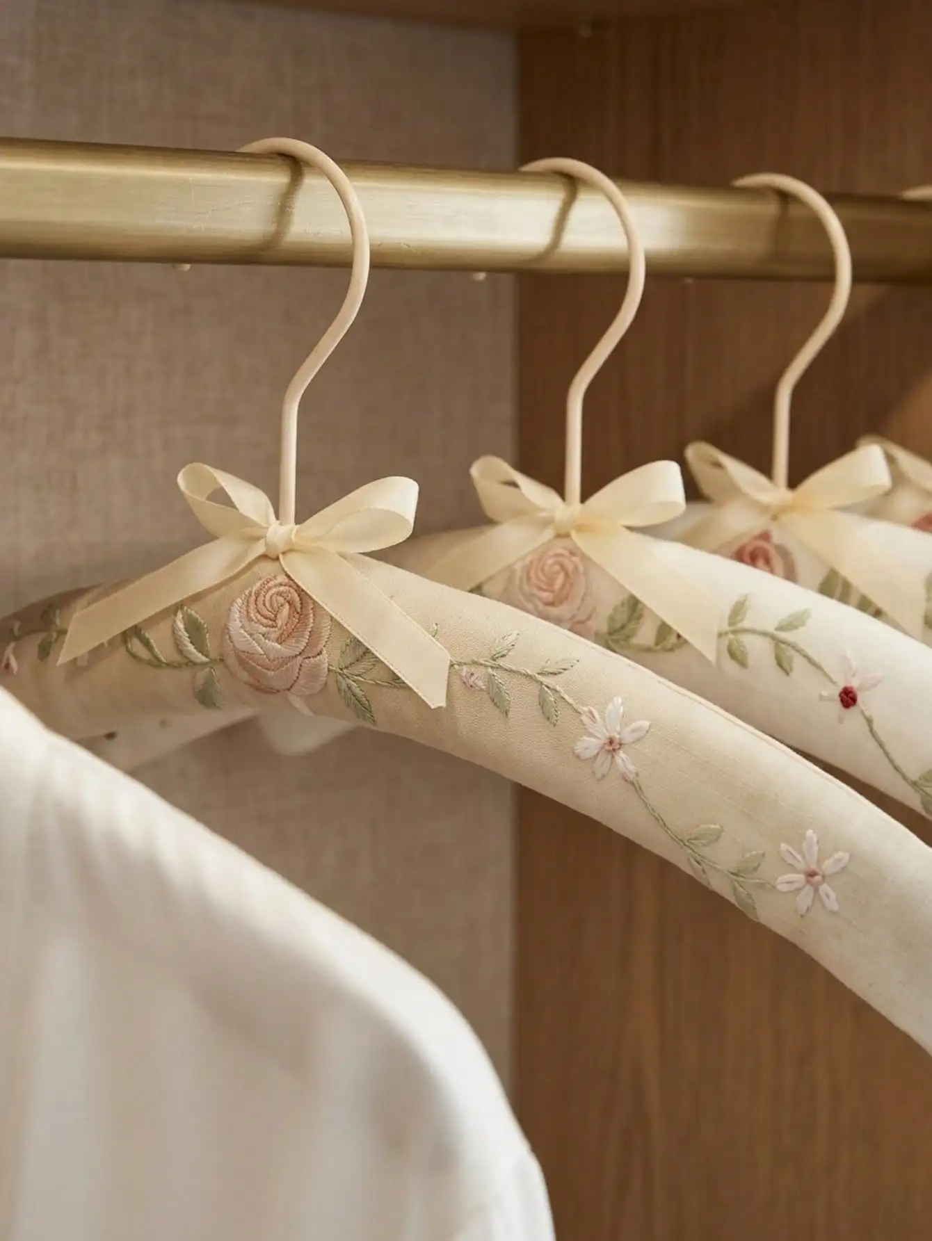 Embroidery-Covered Hanging Rac – обзор и цена Ribbon Bow Gift